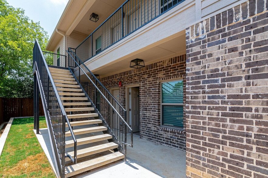 115 W Jones St, Unit 101 in Krum, TX - Building Photo