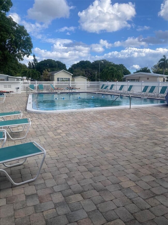 310 NE 45th Pl in Pompano Beach, FL - Building Photo - Building Photo