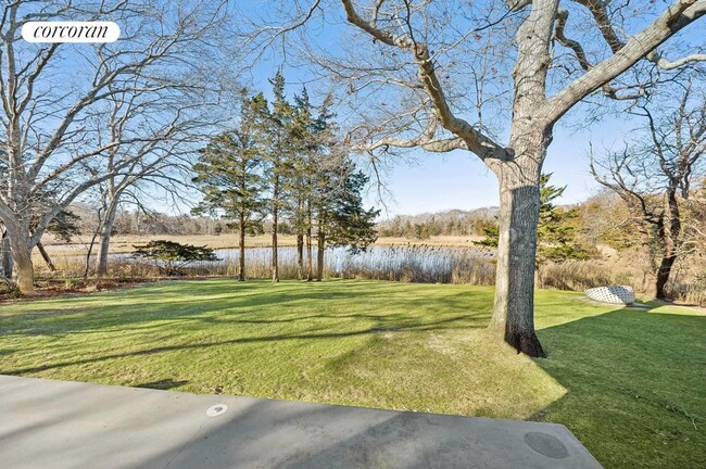 65 Fresh Pond Rd in Sag Harbor, NY - Building Photo - Building Photo