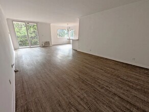 118 S Wetherly Dr, Unit 210 in Los Angeles, CA - Foto de edificio - Building Photo