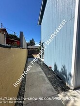 302 Van Trump Ave NE in Yelm, WA - Foto de edificio - Building Photo