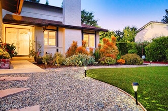 6058 Hedgewall Dr in Westlake Village, CA - Building Photo - Building Photo