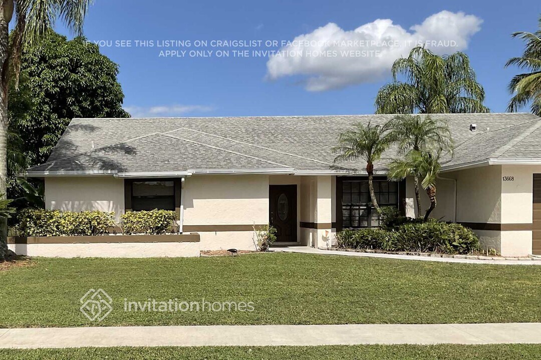 13668 Folkestone Ct in Wellington, FL - Foto de edificio