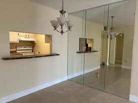 519 Albee Farm Rd, Unit 310 in Venice, FL - Building Photo