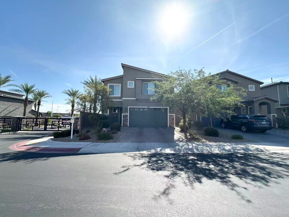 9238 Bluemist Falls St in Las Vegas, NV - Building Photo