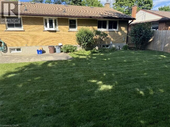 23 Elkington Dr in Kitchener, ON - Building Photo - Building Photo