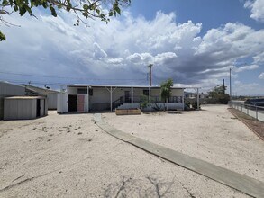 220 Hopi Ln in Henderson, NV - Building Photo - Building Photo
