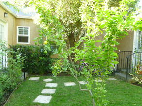 14645 Moorpark in Sherman Oaks, CA - Foto de edificio - Building Photo