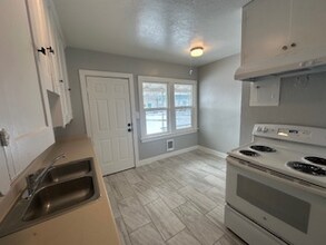 133 N Monroe St, Unit 9 in Merrill, OR - Foto de edificio - Building Photo