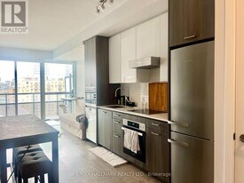 11 Lillian St in Toronto, ON - Building Photo