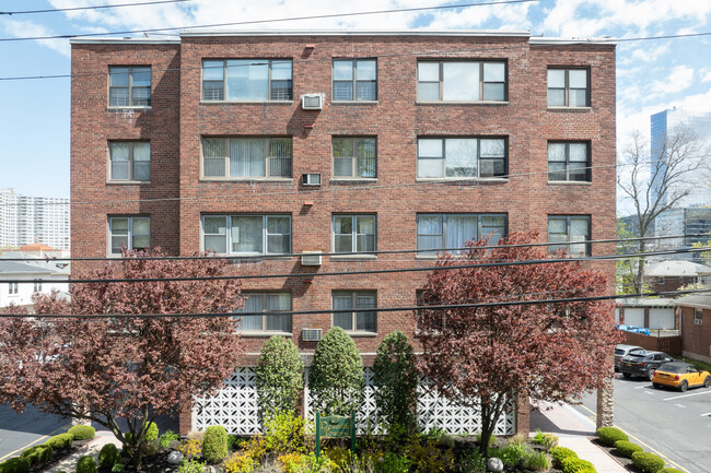 Deauville Towers in Fort Lee, NJ - Foto de edificio - Building Photo