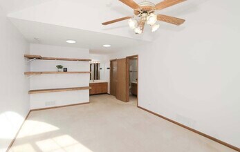 437 Village Creek Dr in Lake In The Hills, IL - Building Photo - Building Photo