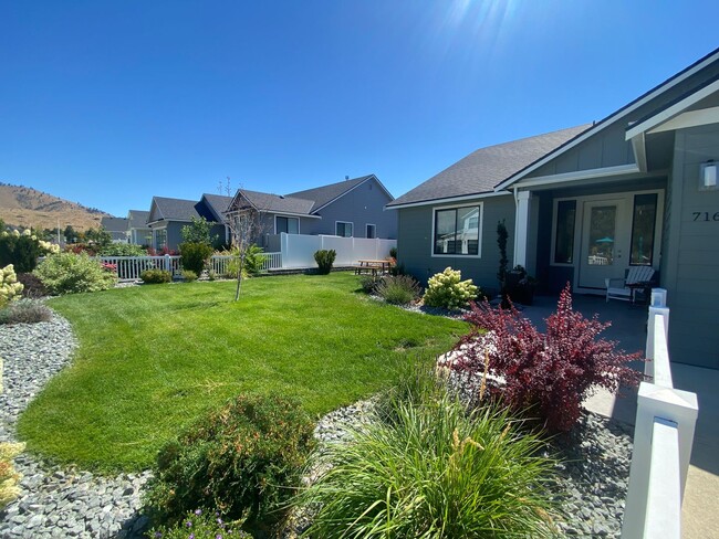 716 W Golf Course Dr in Chelan, WA - Foto de edificio - Building Photo