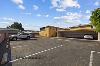11714 Bellflower Blvd in Downey, CA - Foto de edificio - Building Photo