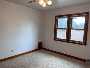 8225 W Hayes Ave in West Allis, WI - Building Photo - Building Photo