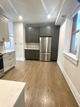 2539 W Iowa St, Unit 2 in Chicago, IL - Foto de edificio - Building Photo