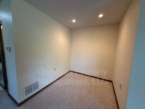 1633 N Country Club Rd in Maryville, MO - Foto de edificio - Building Photo