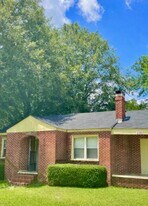 207 Cedar Dr in Selma, AL - Building Photo