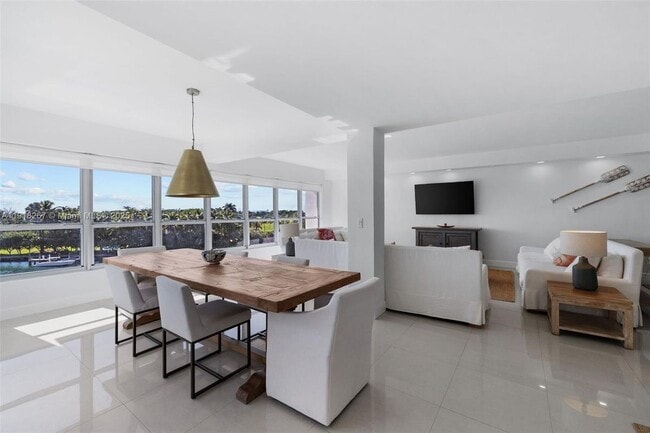 9102 W Bay Harbor Dr in Bay Harbor Islands, FL - Building Photo - Building Photo