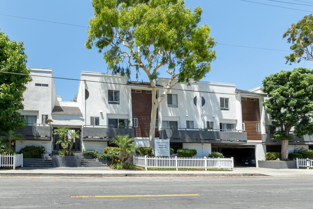 11101 Aqua Vista St in North Hollywood, CA - Foto de edificio