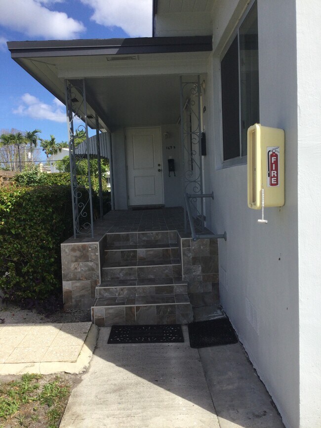 169 Curtiss Pkwy, Unit 3B in Miami Springs, FL - Building Photo - Building Photo