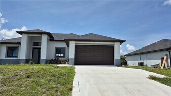 2724 Diplomat Pkwy W in Cape Coral, FL - Building Photo