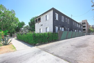 3415 S Bronson Ave in Los Angeles, CA - Foto de edificio - Building Photo