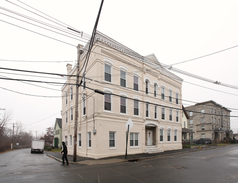 64-66 E Liberty St in Waterbury, CT - Building Photo