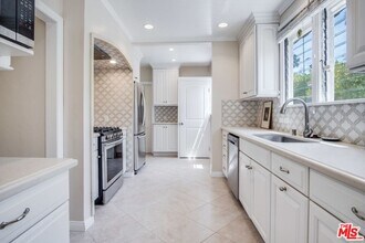 10514 Rochester Ave in Los Angeles, CA - Building Photo - Building Photo