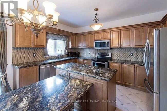 221 Tonner Crescent in Aurora, ON - Building Photo - Building Photo