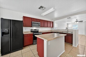 2230 N 94th Ln in Phoenix, AZ - Foto de edificio - Building Photo