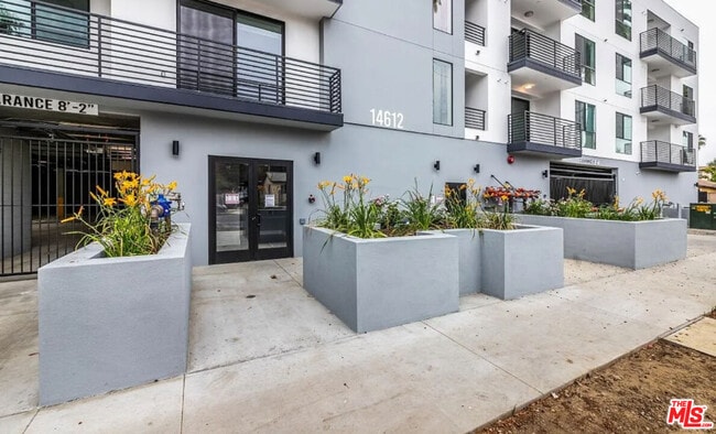 14612 Calvert St in Los Angeles, CA - Building Photo - Building Photo
