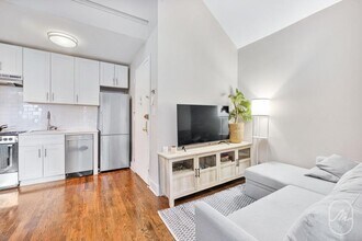 466 W 23 St in New York, NY - Building Photo - Building Photo