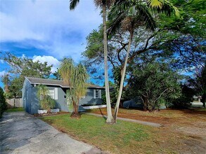 335 NW 102nd St in Miami, FL - Building Photo - Building Photo