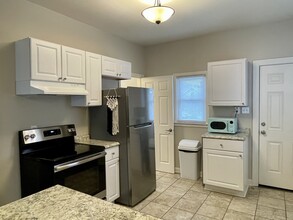443 E Dover St, Unit A in Milwaukee, WI - Building Photo - Building Photo