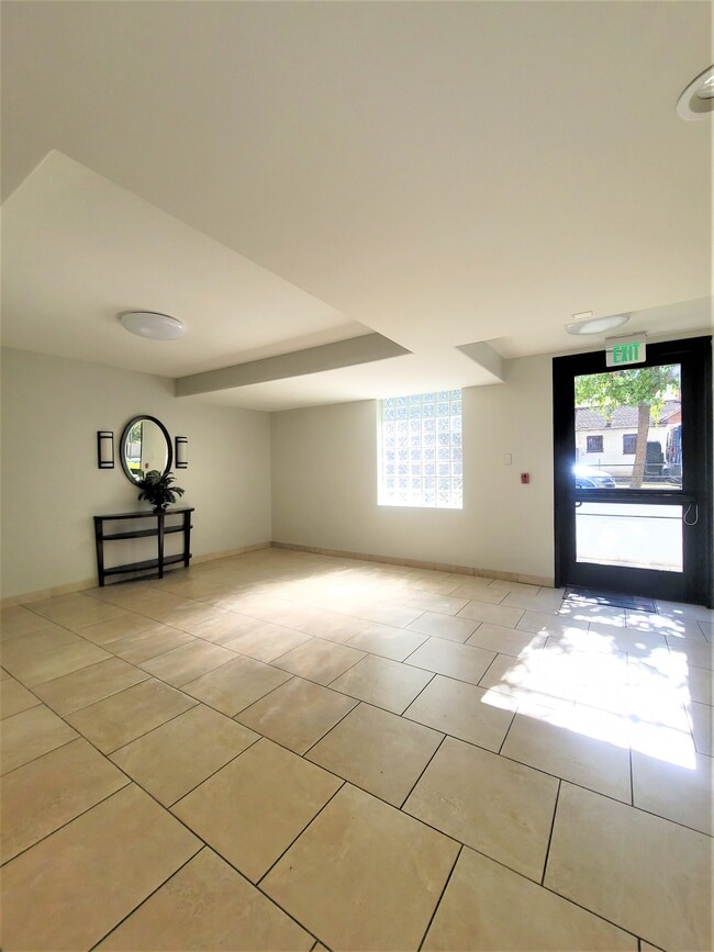 Bentley Ave. Apartments in Los Angeles, CA - Foto de edificio - Building Photo