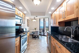 2000 Towerside Terrace, Unit 1608 in Miami, FL - Building Photo - Building Photo