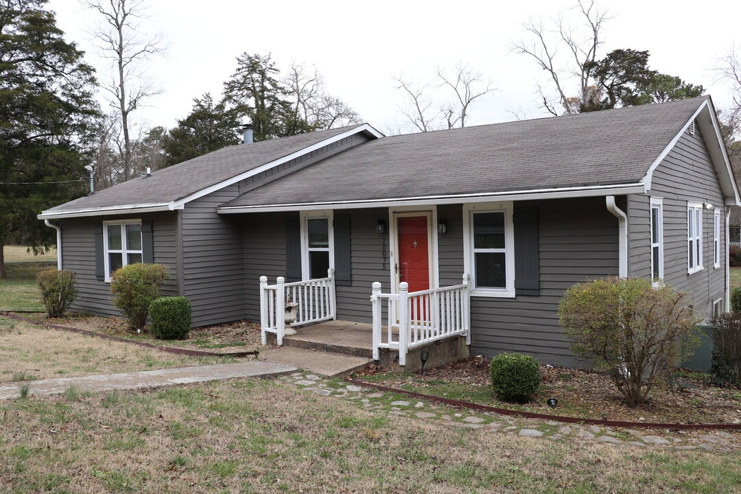 10075 Westland Dr in Knoxville, TN - Building Photo