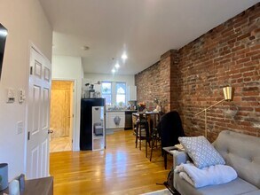 18 Cleveland Pl, Unit 1 in Boston, MA - Building Photo - Building Photo