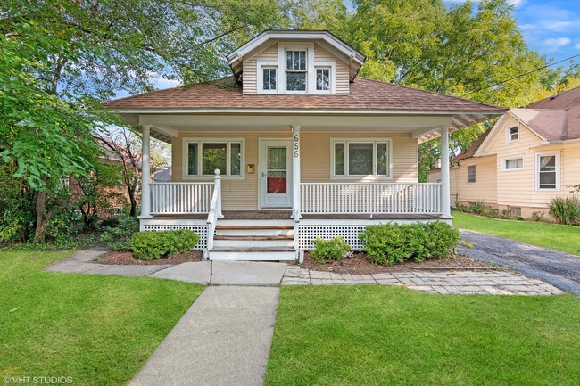 656 Bluff City Blvd in Elgin, IL - Building Photo - Building Photo