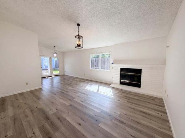 5901 Small Hill Ct in Citrus Heights, CA - Foto de edificio - Building Photo