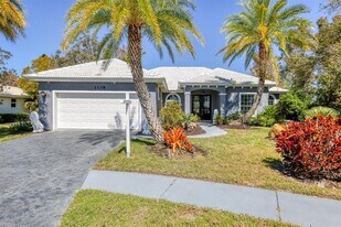 1138 Hoover St in Nokomis, FL - Building Photo
