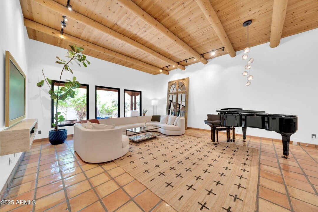 110 E Concorda Dr in Tempe, AZ - Building Photo