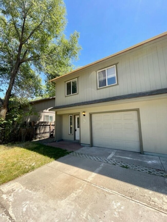 845 NW Ogden Ave, Unit A in Bend, OR - Building Photo - Building Photo