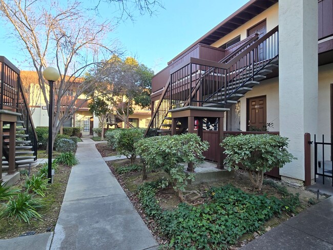 443 Costa Mesa Terrace