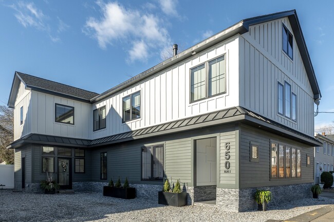 650 Main St in Branford, CT - Foto de edificio - Building Photo