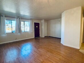 255 E Upjohn Ave in Ridgecrest, CA - Foto de edificio - Building Photo