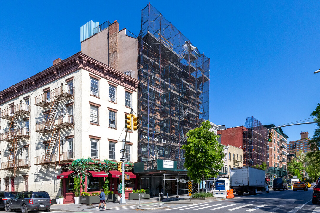 571 Hudson St in New York, NY - Building Photo