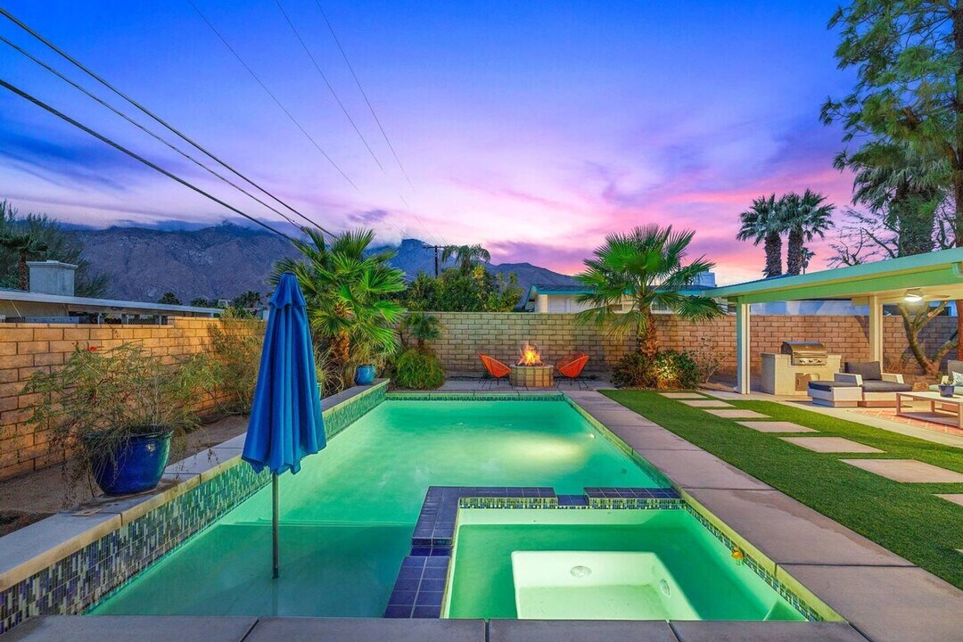 2525 N Cerritos Rd in Palm Springs, CA - Building Photo