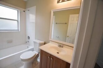 211 NW 187th Ave in Pembroke Pines, FL - Foto de edificio - Building Photo